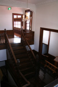 洋館のような階段：太宰治の生家「斜陽館」を訪ねる － 2009年5月