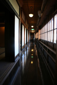 2階の廊下：太宰治の生家「斜陽館」を訪ねる － 2009年5月