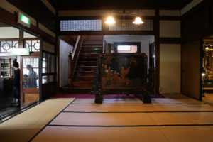 玄関を入って左側の部屋：太宰治の生家「斜陽館」を訪ねる － 2009年5月