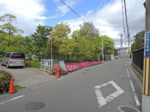 左側に駐車場：司馬遼太郎記念館へ行く